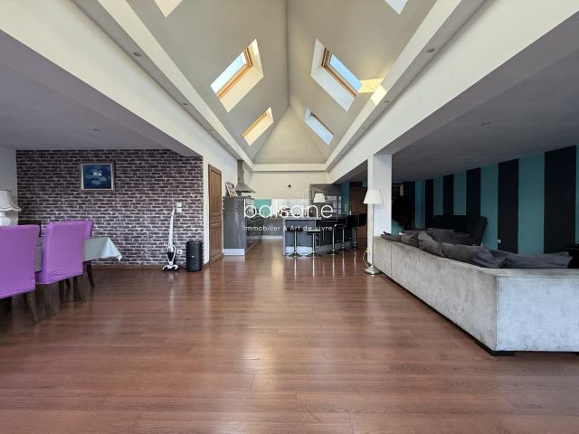 Maison 6 pièces 242 m²