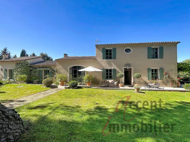 Maison 6 pièces 250 m²