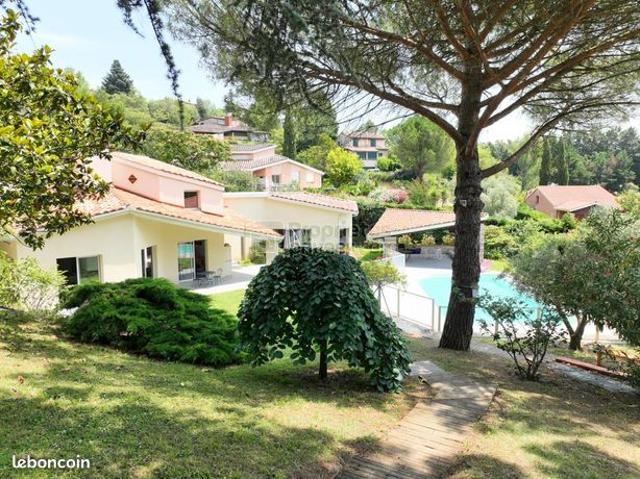 Maison 6 pièces 250 m²