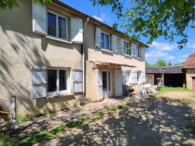 Maison familiale avec dépendances et beau potentiel au cœur de Cavagnac