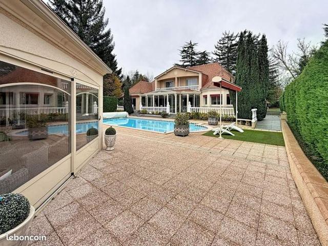 Maison 6 pièces 266 m²