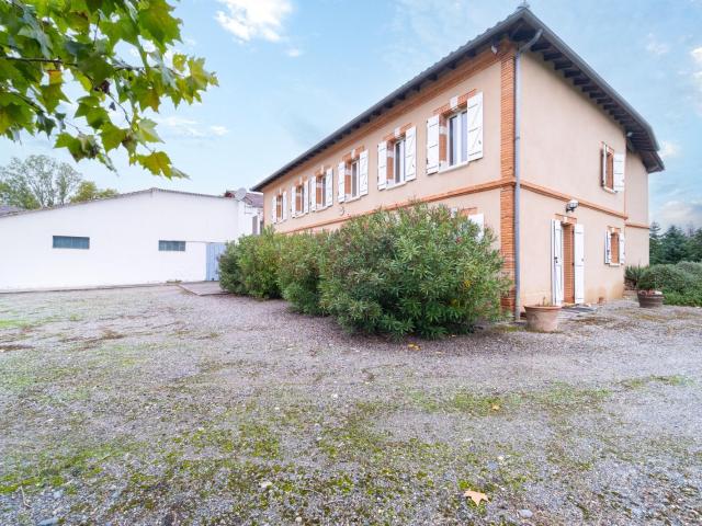 Maison 6 pièces 1 900 m²