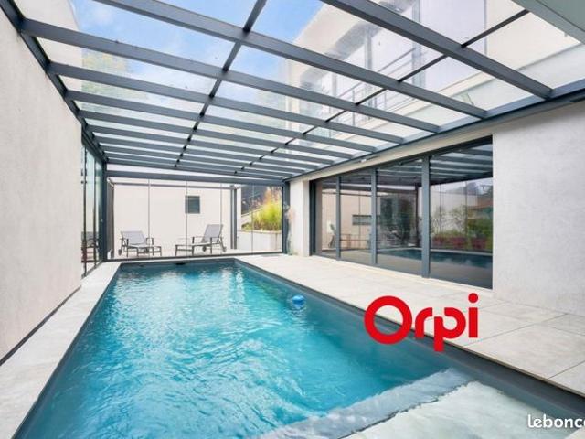 Maison 6 pièces 319 m²