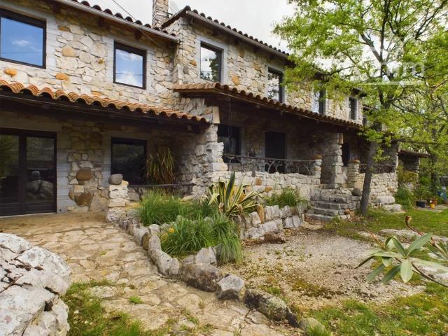 Maison 6 pièces 310 m²