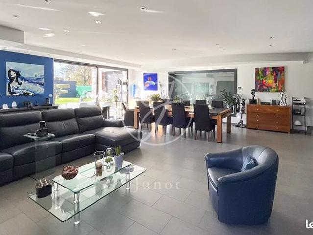 Maison 6 pièces 313 m²