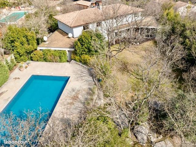 Maison 6 pièces 324 m²