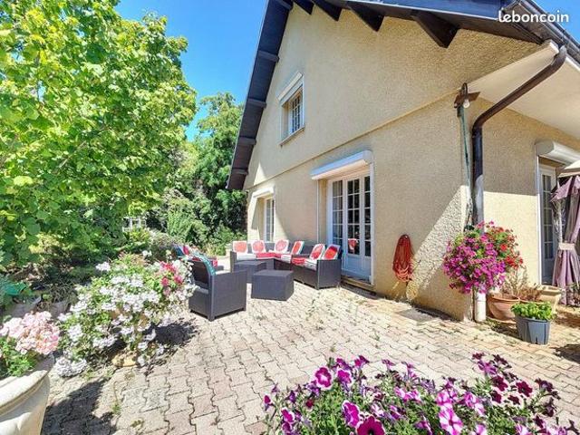 Maison 6 pièces 331 m²