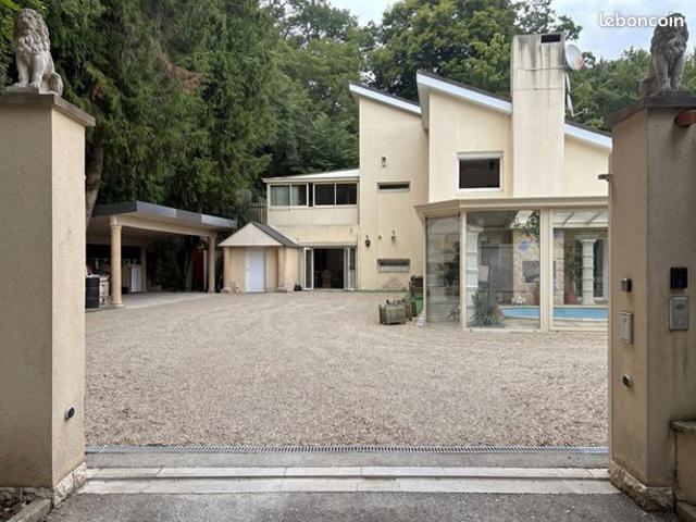 Maison 6 pièces 340 m²