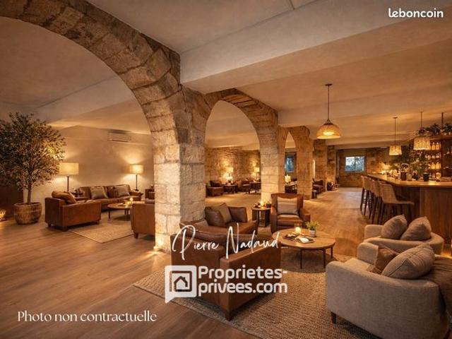 Maison 6 pièces 702 m²