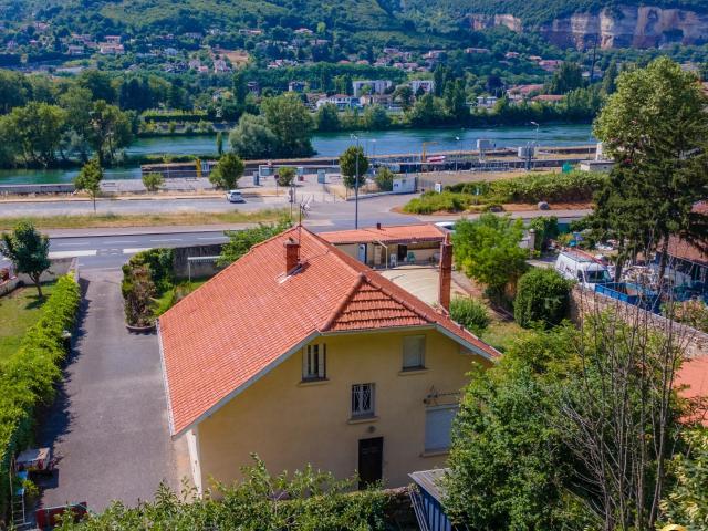 Maison 6 pièces de 150 m² en bord de Saône avec dépendance