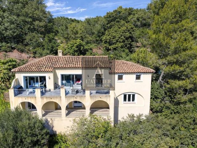 Maison 6 pièces de 230 m2 avec garage de 30 m2 et piscine su