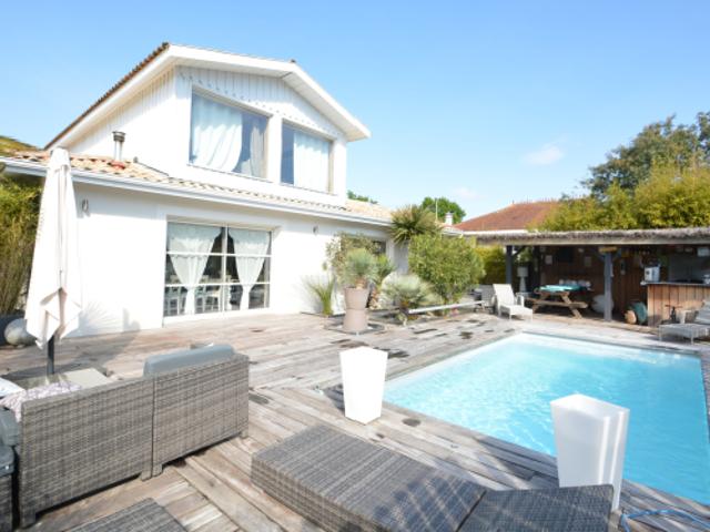 MAISON 6 PIÈCES PRINCIPALES + DÉPENDANCES ANNEXES + PISCINE