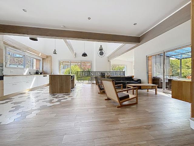 Maison avec piscine et jardin