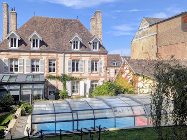 Maison avec piscine et jardin