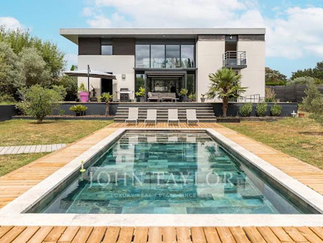 Maison contemporaine avec piscine et jardin