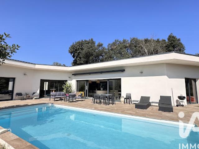 Maison avec piscine et jardin