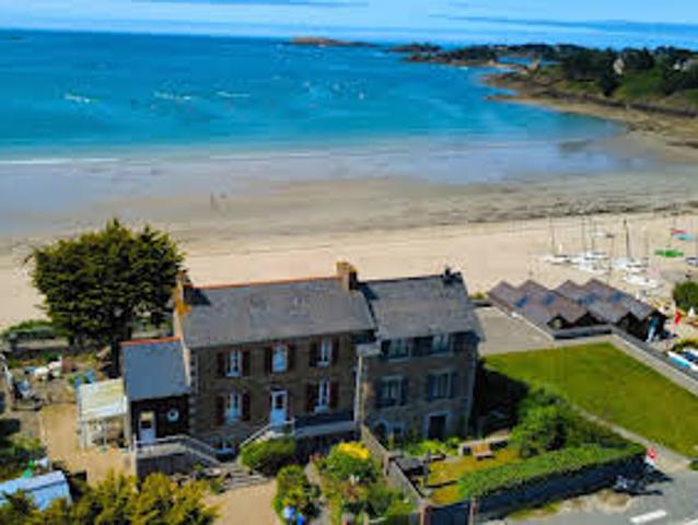 Maison en bord de mer avec jardin