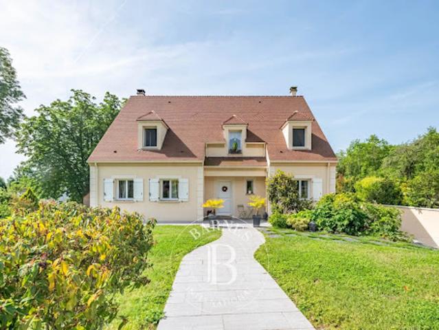 Maison contemporaine avec jardin et terrasse