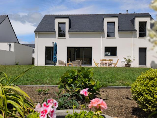Maison contemporaine avec jardin et terrasse
