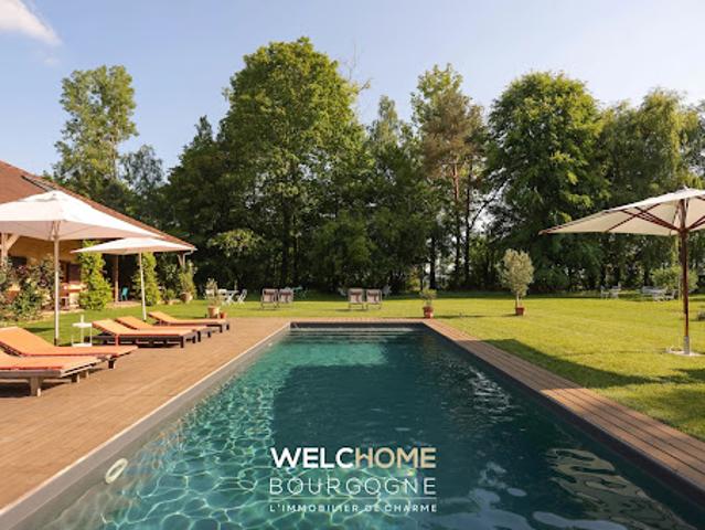 Maison contemporaine avec piscine et jardin