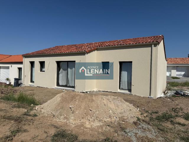 maison 80 m² comprenant salon et coin cuisine aménagée.