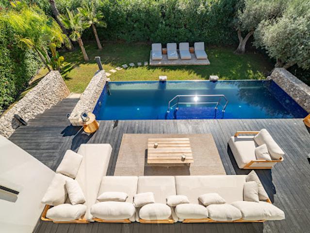 Maison contemporaine avec piscine et jardin