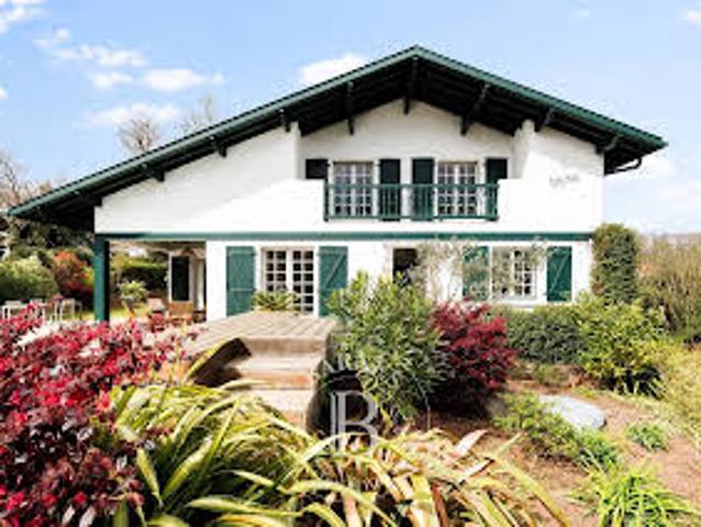 Maison avec piscine et jardin