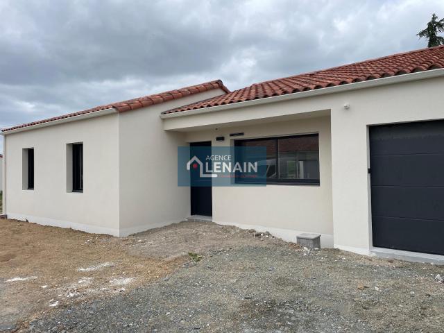 maison 82 m² comprenant salon et coin cuisine aménagée.