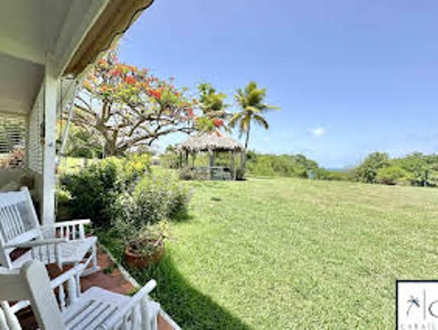 Maison avec piscine en bord de mer
