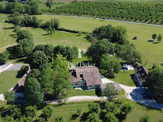 Maison avec piscine et jardin
