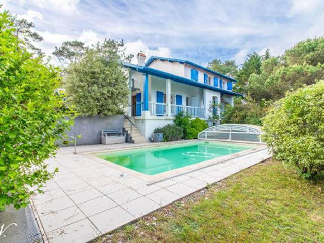 Maison avec piscine et jardin