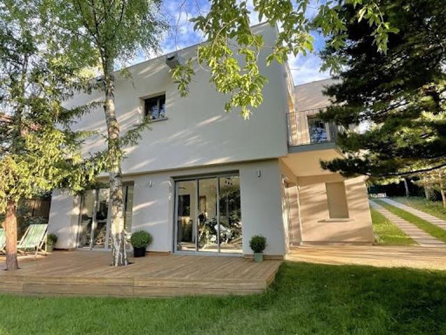Maison contemporaine avec jardin et terrasse