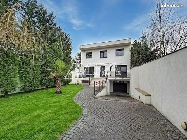 Maison 8 pièces 179 m²
