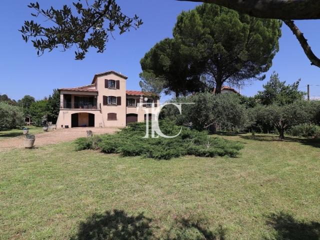 Maison 8 Pièces 170 m² sur 2200 m² de terrain environ