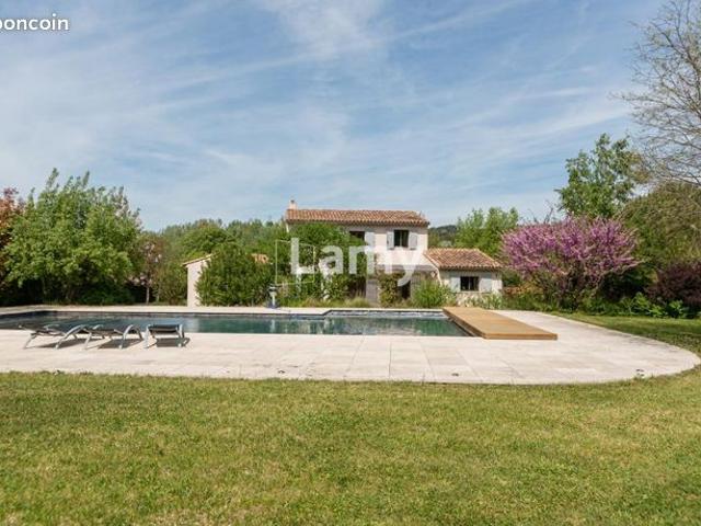 Maison 8 pièces 250 m²