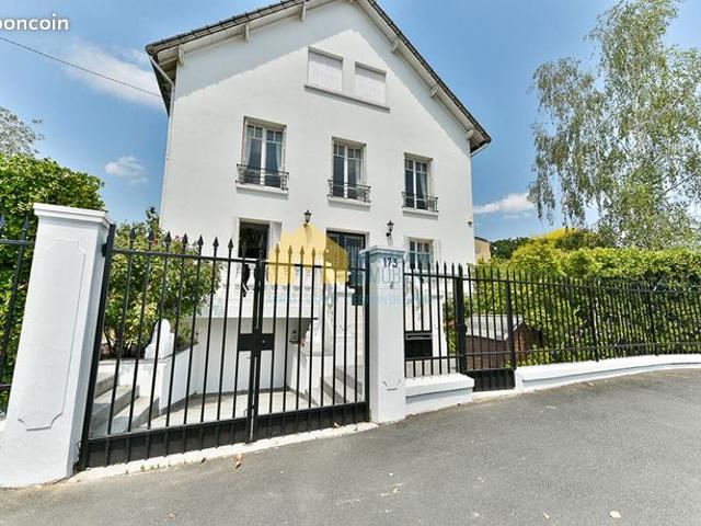Maison 8 pièces 205 m²
