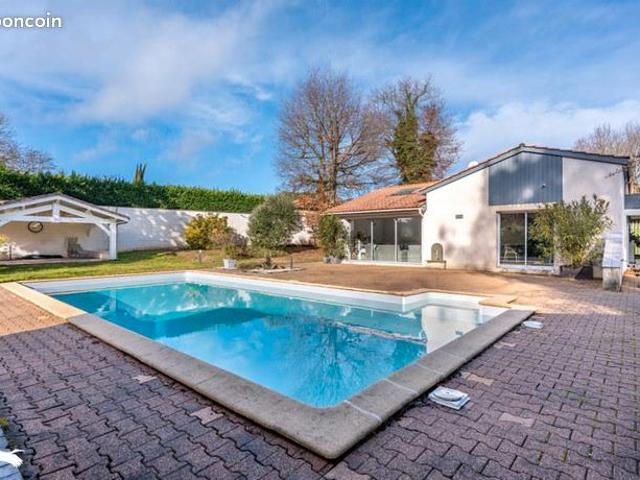 Maison 8 pièces 205 m²