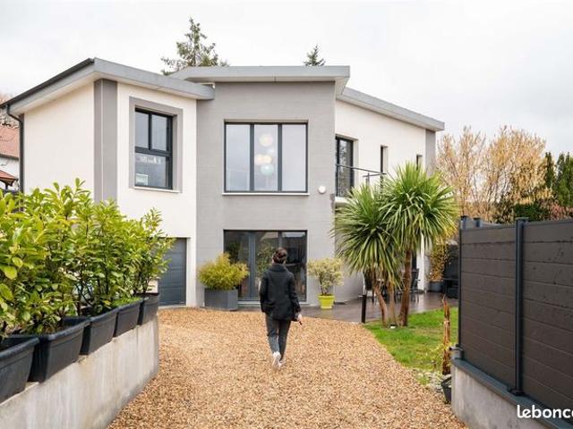 Maison 8 pièces 205 m²