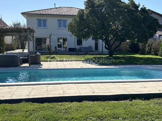 Maison 8 pièces 206 m²