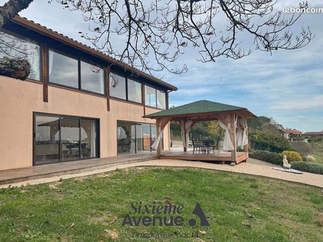 Maison 8 pièces 240 m²