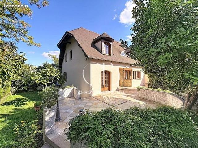 Maison 8 pièces 200 m²