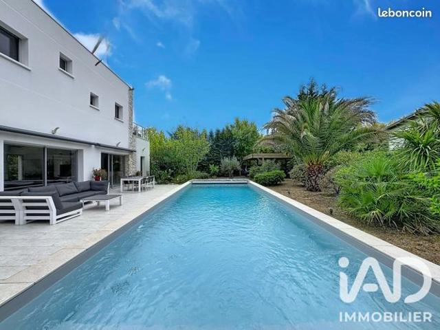 Maison 8 pièces 203 m²