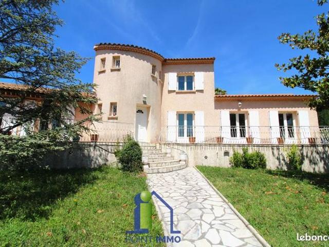 Maison 8 pièces 203 m²