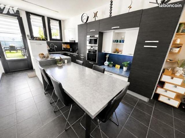 Maison 8 pièces 203 m²