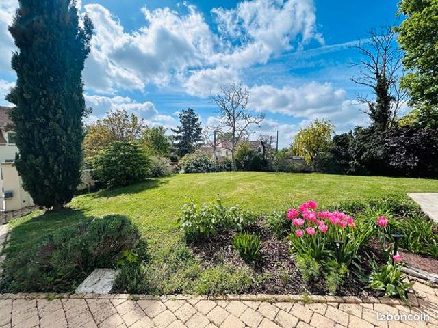 Maison 8 pièces 203 m²