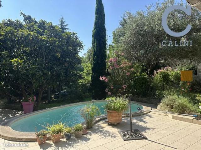 Maison 8 pièces 203 m²