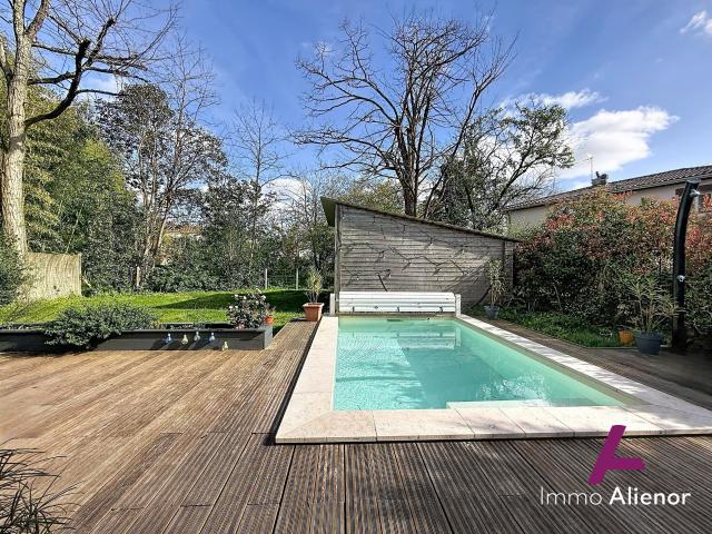 Maison 8 pièces 231 m²