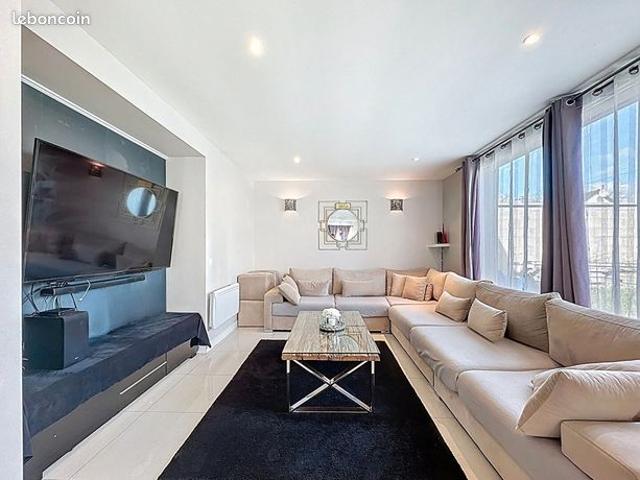 Maison 8 pièces 216 m²