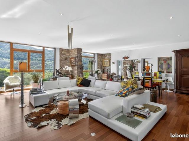 Maison 8 pièces 217 m²