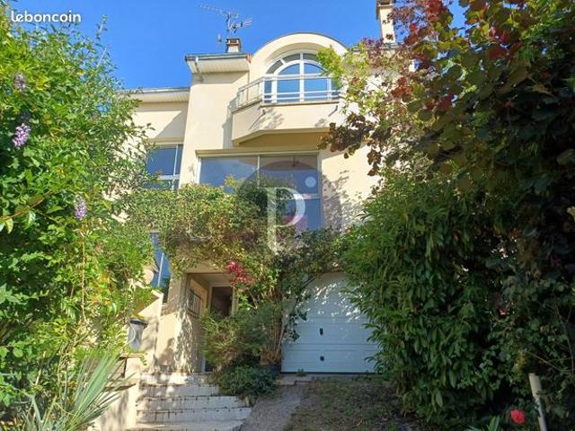 Maison 8 pièces 217 m²